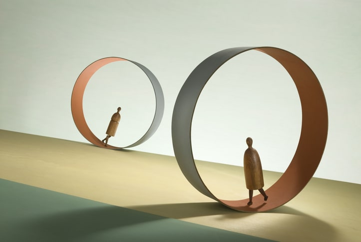 iStock-182746825-RelationshipDynamics-min Illustration of two stick figures in circles going different directions